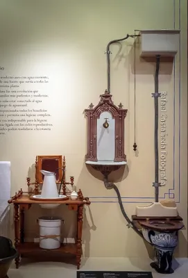 El Uso del Retrete en el Siglo XIX: Un Desafío para las Mujeres y sus Elaborados Ropajes