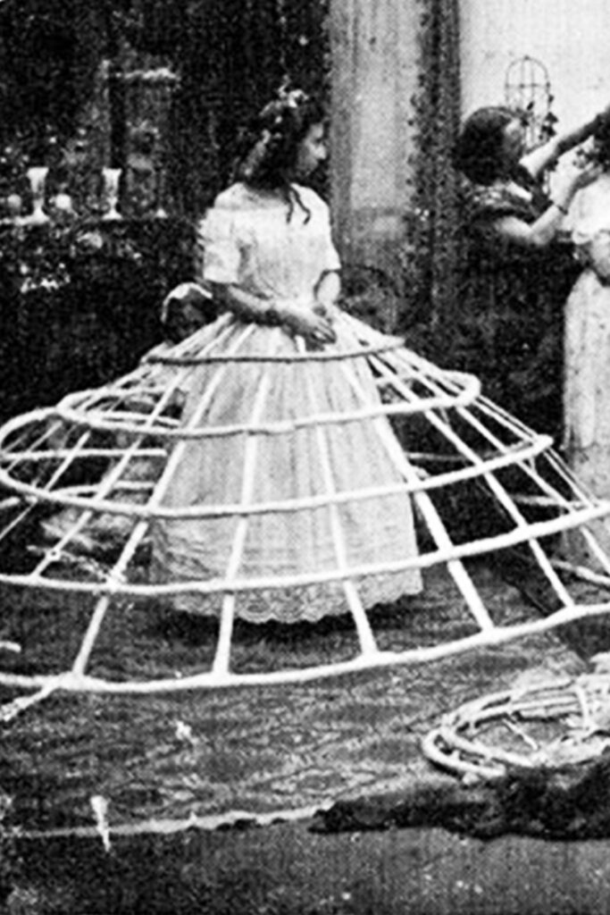 El Uso del Retrete en el Siglo XIX: Un Desafío para las Mujeres y sus Elaborados Ropajes