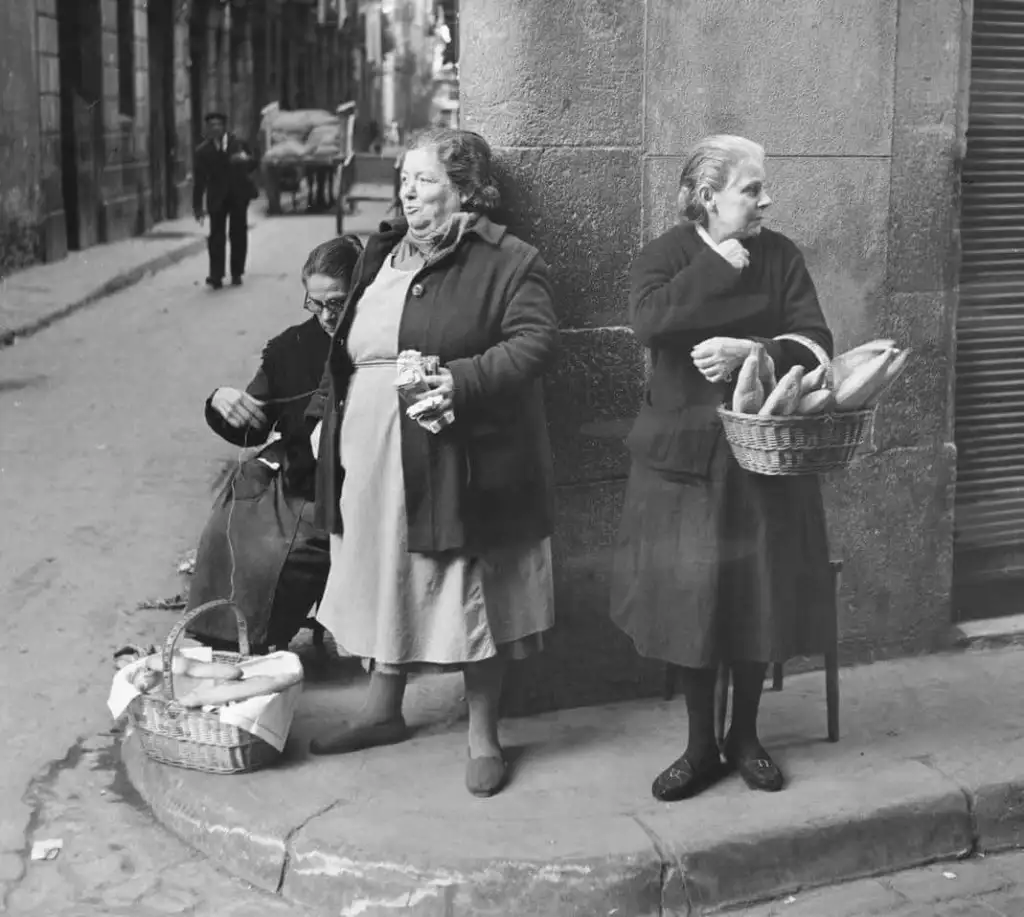 Vida Cotidiana en la Posguerra Española: Escombros y Hambre